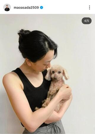 「来年で２０歳」とエアロを抱く姿を公開した浅田真央さん。この６日後に旅立った。２４年７月１４日付の真央さんのインスタグラム＠ｍａｏａｓａｄａ２５０９より