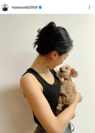 「来年で２０歳」とエアロを抱く姿を公開した浅田真央さん。この６日後に旅立った。２４年７月１４日付の真央さんのインスタグラム＠ｍａｏａｓａｄａ２５０９より