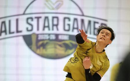 　オールスターゲームで強烈なサーブを披露するサントリーサンバーズ・高橋藍（撮影・坂部計介）