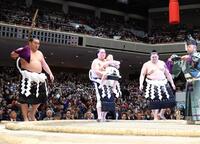 太刀持ちの豊昇龍（左）、露払いの大の里（右から２人目）を従え土俵入りする元照ノ富士の伊勢ケ浜親方