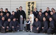 断髪式を前に、同門の力士、家族と並ぶ元照ノ富士の伊勢ケ浜親方（中央左）