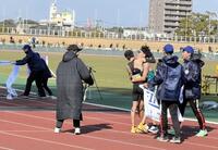 ゴール後、健闘をたたえ合う２位吉田（左）と３位黒田