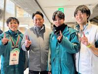 記念撮影する黒田朝日（左）、原晋監督（左から２番目）ら