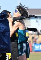 ゴール後、抱き合う吉田祐也と黒田朝日（右）