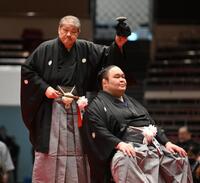 断髪式で師匠の錦戸親方（左）に止めバサミを入れられ、大銀杏を切り落とした水戸龍（撮影・開出牧）