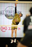 力強くサーブを放つ高橋藍（撮影・坂部計介）