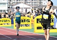 吉田祐也（手前）に続いて３位でゴールする黒田朝日