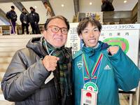 記念撮影する瀬古利彦氏（左）と黒田朝日（右）