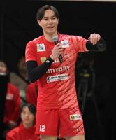 　試合中、広島サンダーズ・西本健吾に「左でサーブを打て」と無茶振りをするサントリーサンバーズ大阪・高橋藍（撮影・坂部計介）