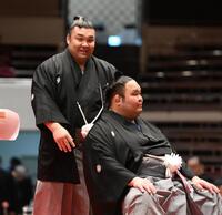 　水戸龍（右）の断髪式に参加した霧島（撮影・開出牧）