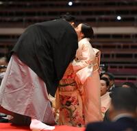 　断髪式でえダワスレン夫人（右）から花束を受け取りキスされる水戸龍（撮影・開出牧）