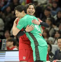 無茶振りをクリアした広島サンダーズ・西本健吾（右）を労うサントリサンバーズ・高橋藍（撮影・坂部計介）