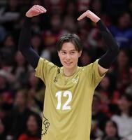 　試合中、笑顔を見せるサントリーサンバーズ・高橋藍（撮影・坂部計介）