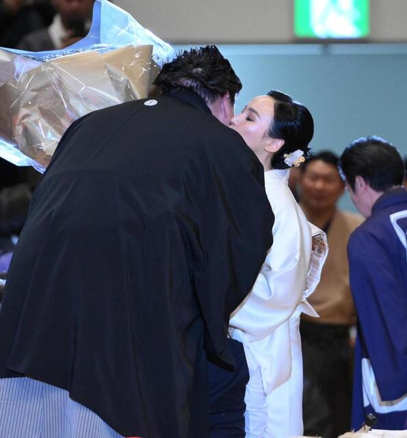 断髪式を終えた照ノ富士、妻が頬にキス