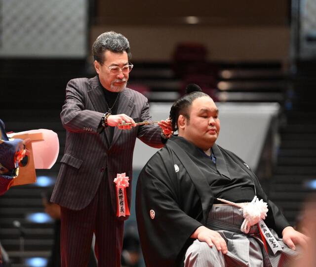 水戸龍断髪式 有名ミュージシャンの姿も