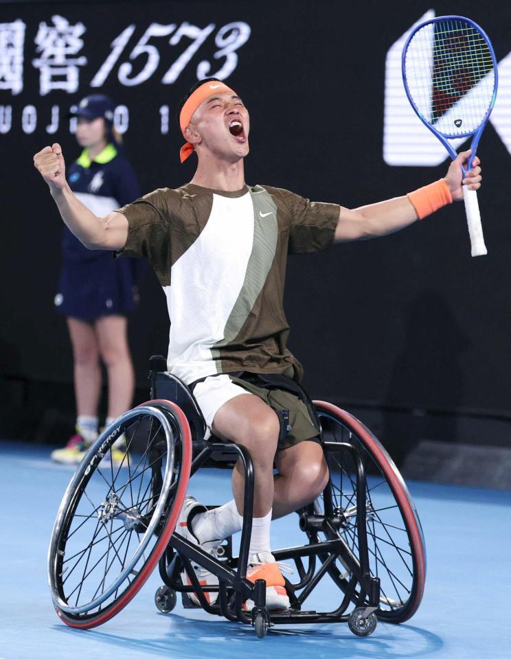 　車いすの部男子シングルスで優勝し喜ぶ小田凱人（ロイター＝共同）