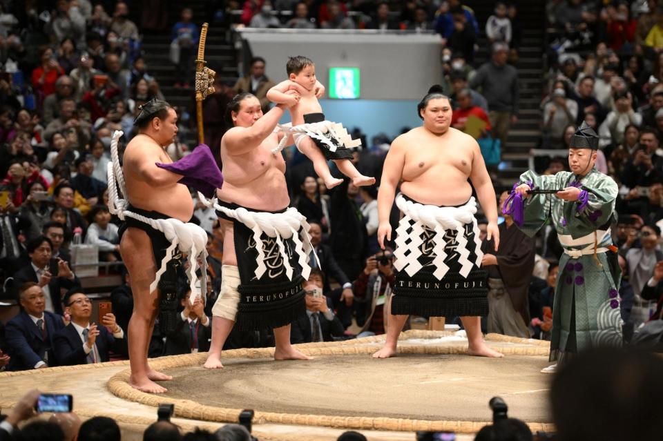 長男・テムジンくんを連れて最後の土俵入りを行った照ノ富士（左中央）。左は太刀持ち・豊昇龍、右は露払い・大の里（撮影・開出牧）