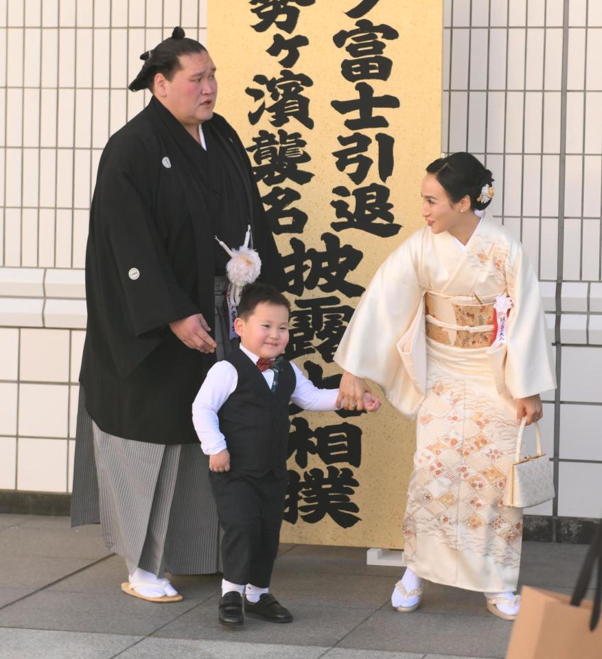 引退相撲の前に家族と記念撮影を行った元照ノ富士の伊勢ケ浜親方（左）。右からドルジハンド夫人、長男の照務甚（テムジン）くん（撮影・開出牧）