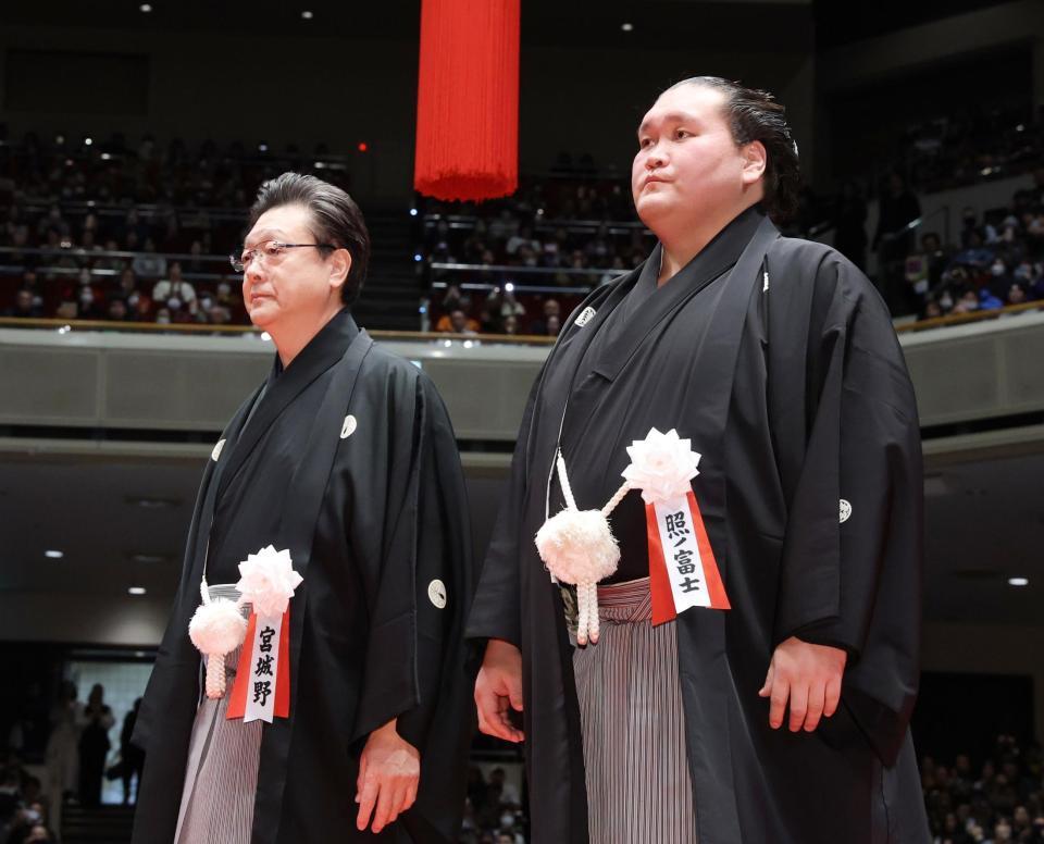 師匠だった宮城野正也さん（左）に止めばさみを入れられた元照ノ富士の伊勢ケ浜親方