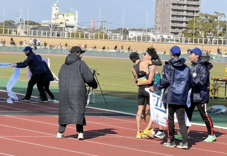 ゴール後、健闘をたたえ合う２位吉田（左）と３位黒田