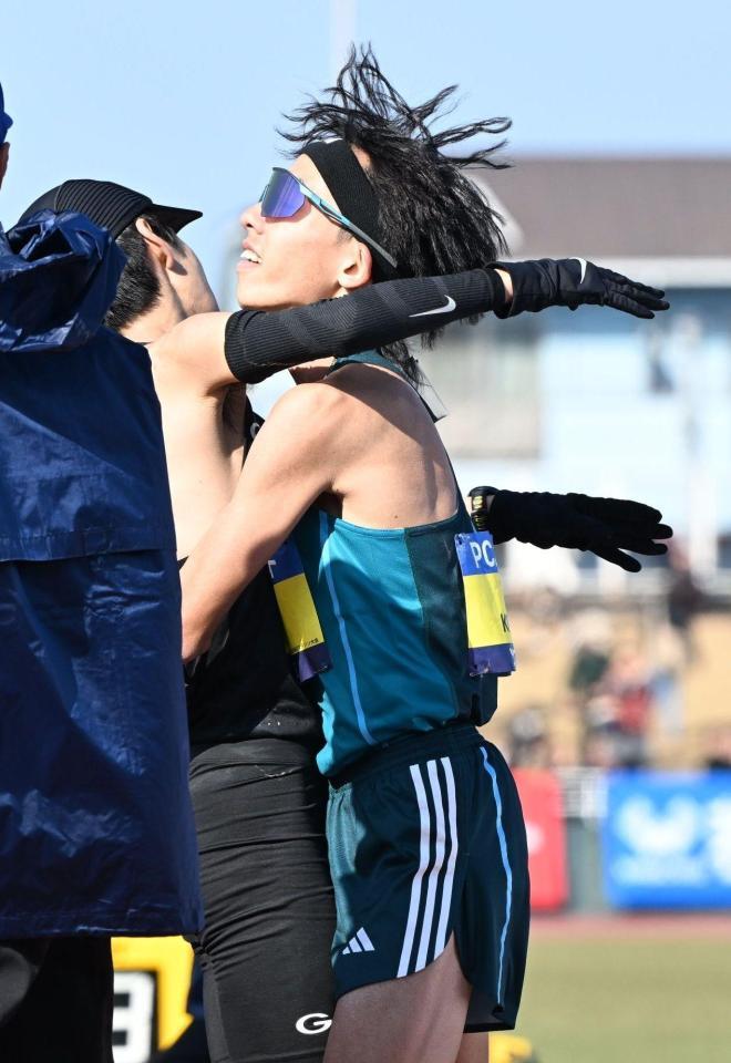 ゴール後、抱き合う吉田祐也と黒田朝日（右）