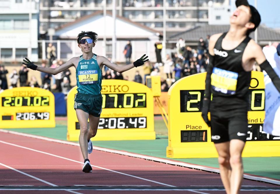 吉田祐也（手前）に続いて３位でゴールする黒田朝日