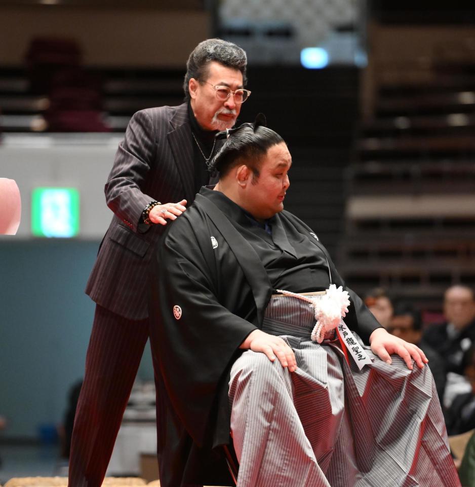 断髪式で水戸龍（左）をねぎらう桑野信義（撮影・開出牧）