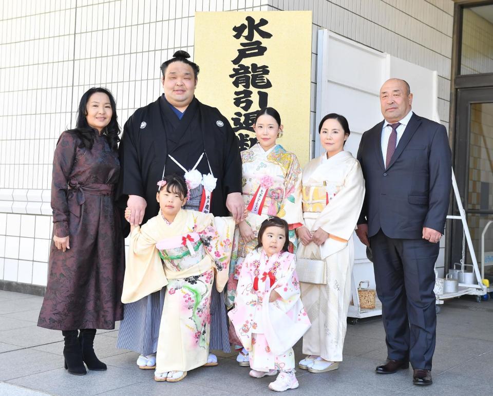 （左から２人目）。右から父・バーサンスレンさん、ダワスレン夫人、長女・エンフジンさん、三女・ツゥレンネルデンちゃん、次女・イスンエルデンちゃん、母・ナランシェツェグさん（撮影・開出牧）