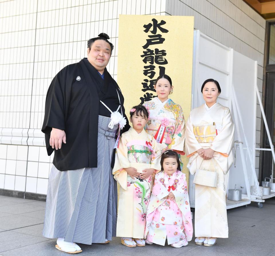 （左）。右からダワスレン夫人、長女・エンフジンさん、次女・イスンエルデンちゃん、三女・ツゥレンエルデンちゃん（撮影・開出牧）