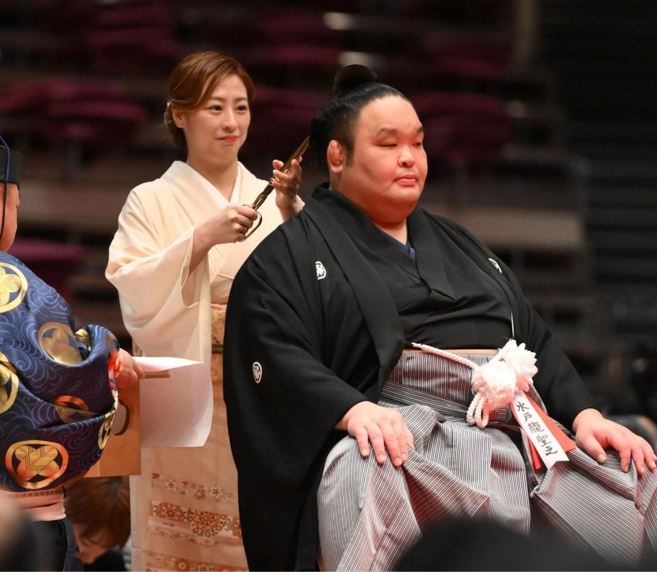 　水戸龍のまげにハサミを入れる錦戸部屋の女将・小野友葵子さん（撮影・開出牧）