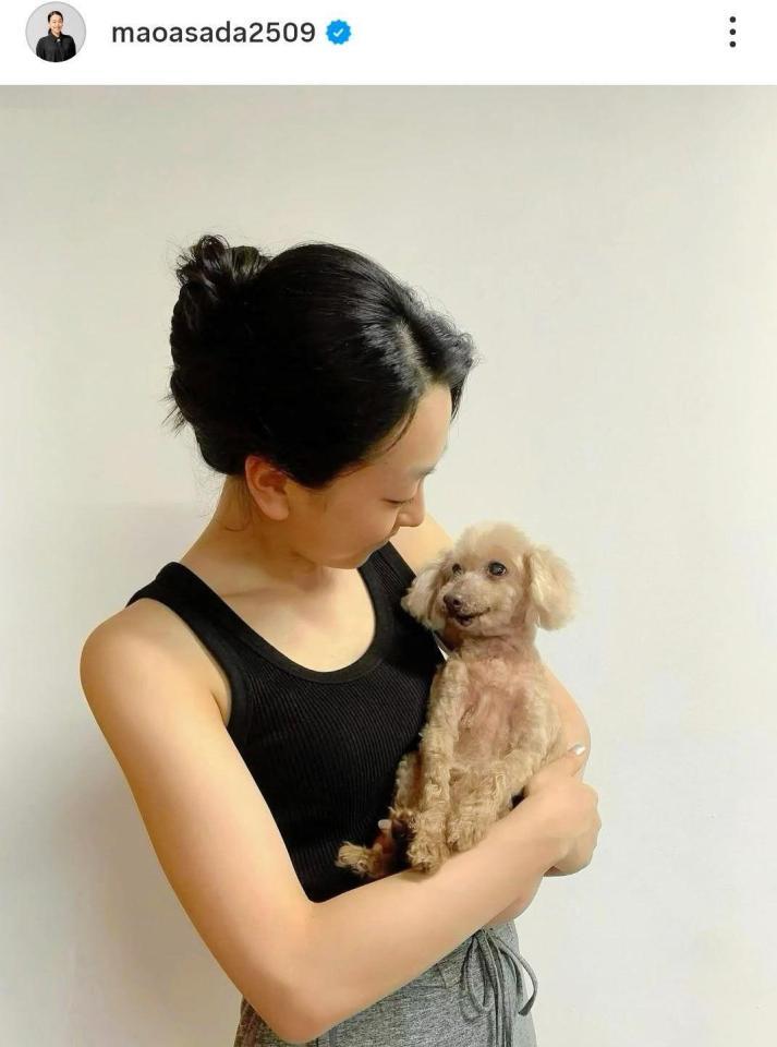 　「来年で２０歳」とエアロを抱く姿を公開した浅田真央さん。この６日後に旅立った。２４年７月１４日付の真央さんのインスタグラム＠ｍａｏａｓａｄａ２５０９より 