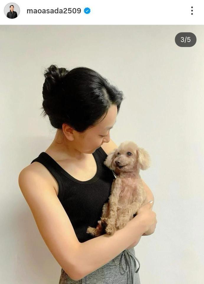 「来年で２０歳」とエアロを抱く姿を公開した浅田真央さん。この６日後に旅立った。２４年７月１４日付の真央さんのインスタグラム＠ｍａｏａｓａｄａ２５０９より