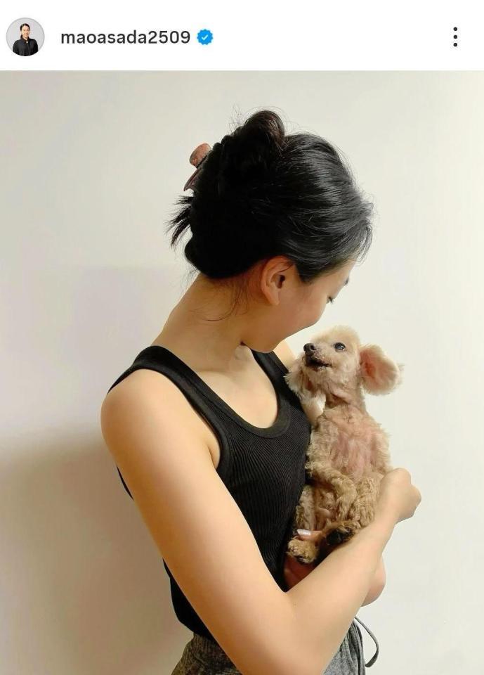 「来年で２０歳」とエアロを抱く姿を公開した浅田真央さん。この６日後に旅立った。２４年７月１４日付の真央さんのインスタグラム＠ｍａｏａｓａｄａ２５０９より