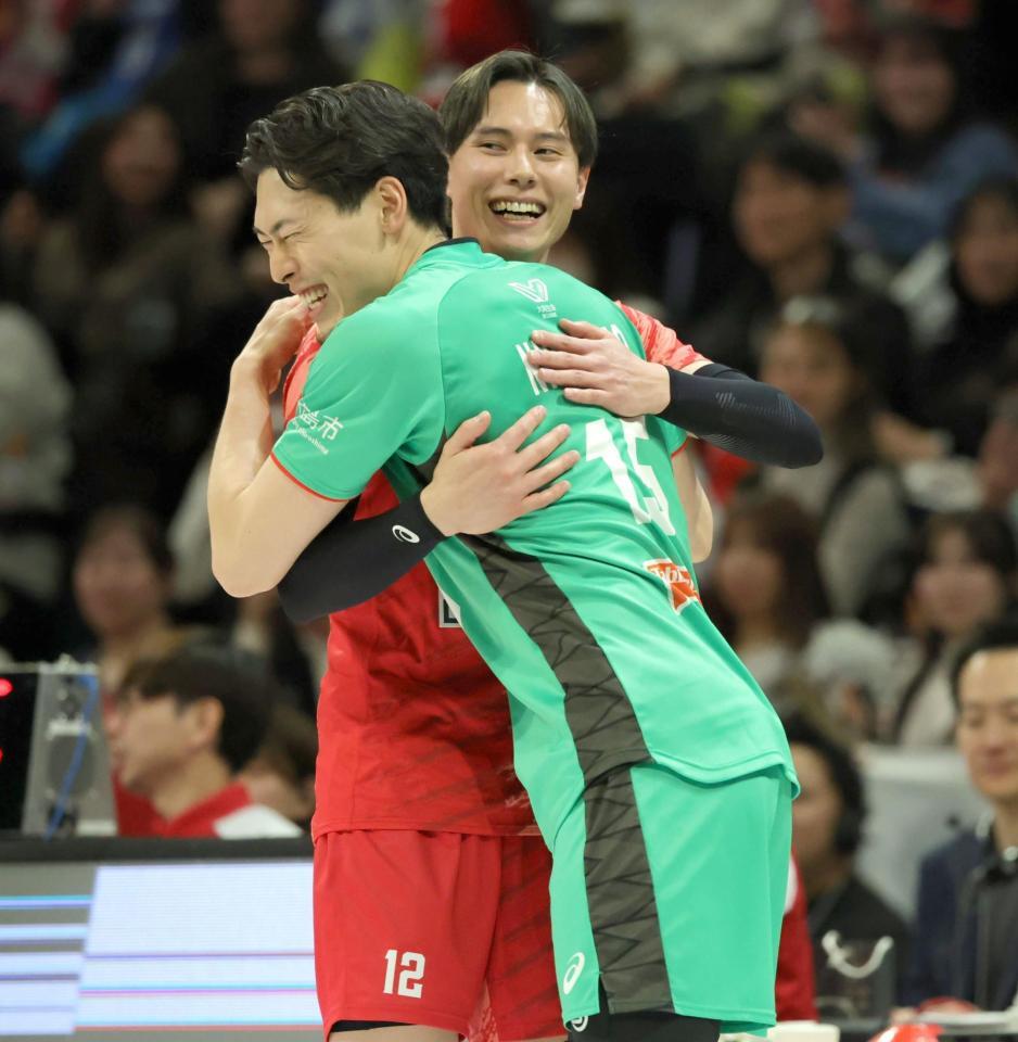 無茶振りをクリアした広島サンダーズ・西本健吾（右）を労うサントリサンバーズ・高橋藍（撮影・坂部計介）