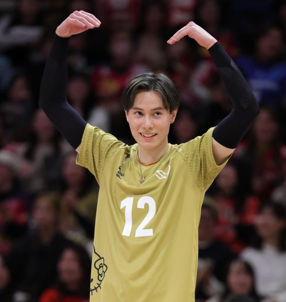 　試合中、笑顔を見せるサントリーサンバーズ・高橋藍（撮影・坂部計介）