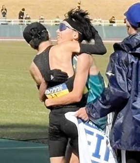 　ゴール後、吉田祐也（左）と抱き合う黒田朝日（右）＝ジェイリーススタジアム