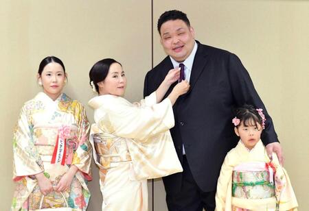 　整髪を終えスーツ姿で家族と記念撮影する元幕内水戸龍。左から長女・エンフジンさん、ダワスレン夫人、次女・イスンエルデンちゃん＝両国国技館（撮影・開出牧）