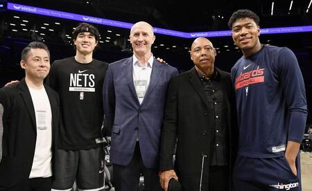 ＮＢＡを視察し、試合前に八村塁（右端）、渡辺雄太（左から２人目）らと記念撮影をするホーバス監督（中央）＝２０２２年１１月