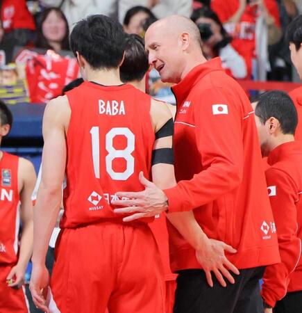 馬場雄大（左）を笑顔で迎えるトム・ホーバス監督＝２０２４年２月