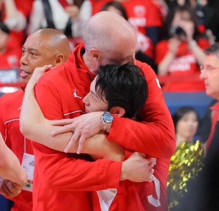 中国に勝利し、河村勇輝（手前）を抱きしめるトム・ホーバス監督＝２０２４年２月