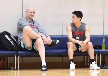 河村勇輝（右）と厳しい表情で話し込むトム・ホーバス監督＝２０２４年６月
