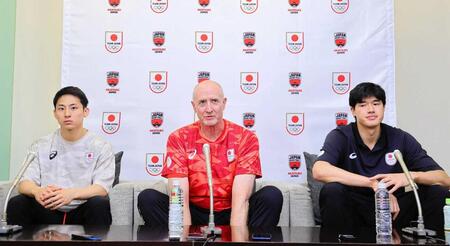 帰国して取材に応じる（左から）河村勇輝、トム・ホーバス監督、渡辺雄太＝２０２４年８月