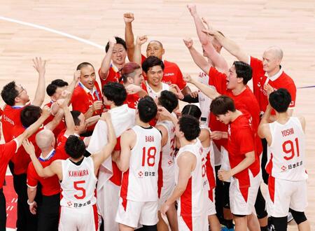 バスケットボール男子Ｗ杯でパリ五輪出場を決め、喜ぶホーバス監督（奥右端）ら日本代表＝２０２３年１２月