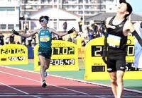 　吉田祐也（手前）に続いて３位でゴールする黒田朝日（撮影・佐藤雄太朗）