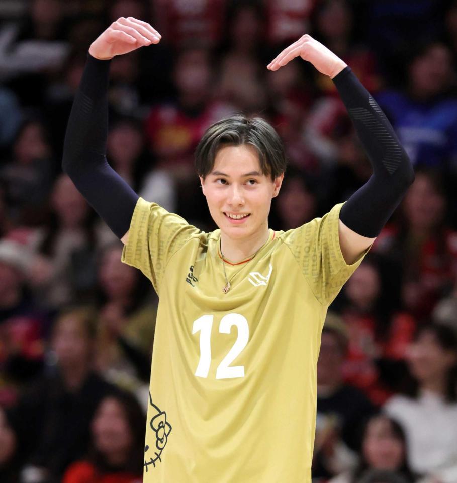 　試合中、笑顔を見せるサントリー・高橋藍（撮影・坂部計介）
