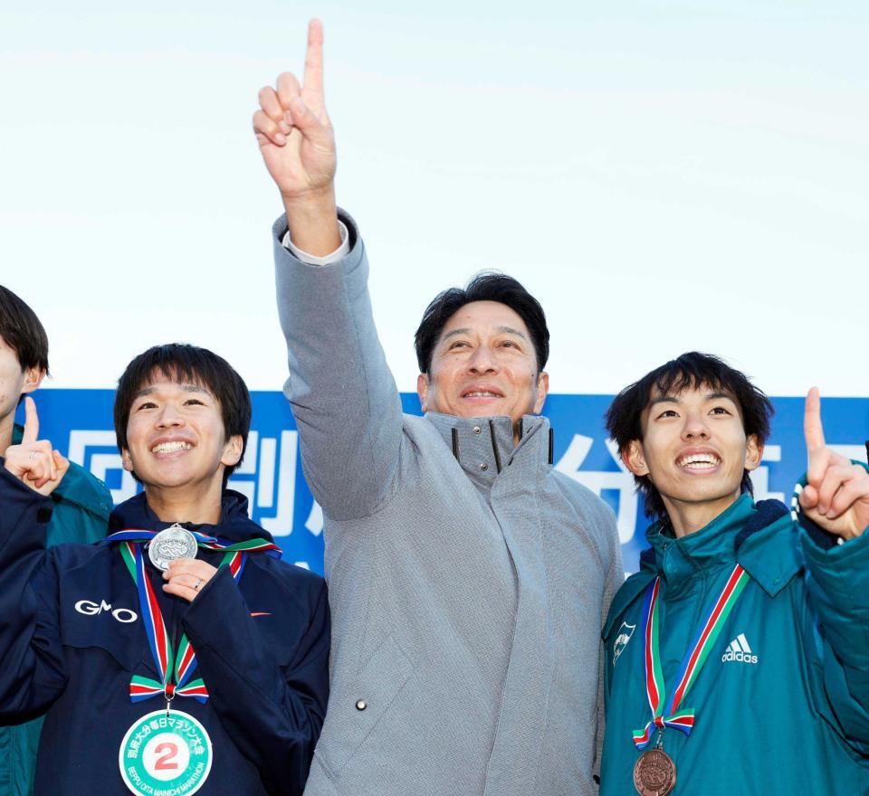　吉田（左）、黒田（右）とポーズをとる青学大・原監督