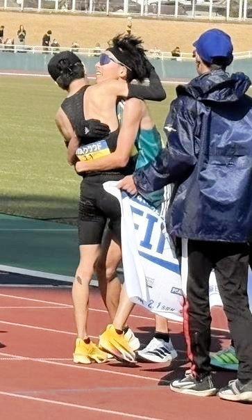 　ゴール後、吉田祐也（左）と抱き合う黒田朝日