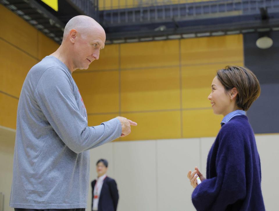 ヒロド歩美アナウンサー（右）と談笑するトム・ホーバス監督＝２０２５年２月