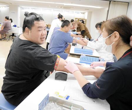 余裕の表情で採血を受ける明生