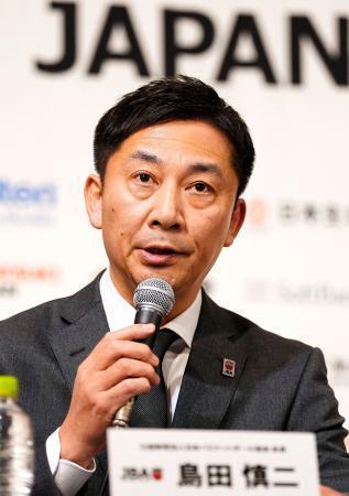 　記者会見する日本バスケットボール協会の島田慎二会長＝３日、東京都内